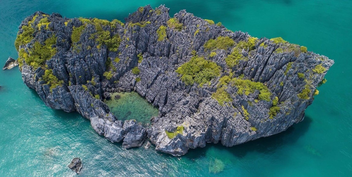 Pristine waters around Ko Wao at the edge of Ang Thong